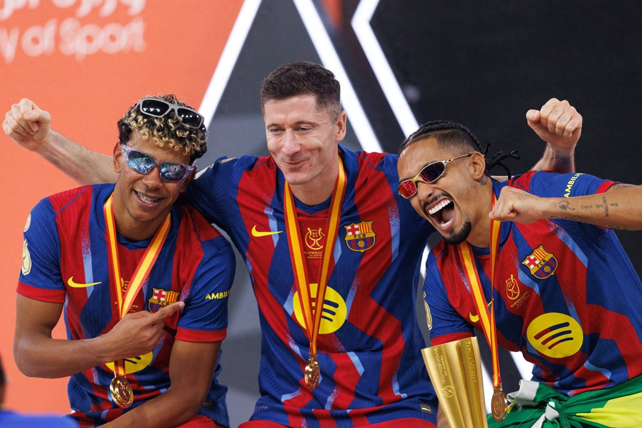 一竞技-莱万多夫斯基迎来十五赛季高光表现，加拿大队球迷沸腾！的简单介绍