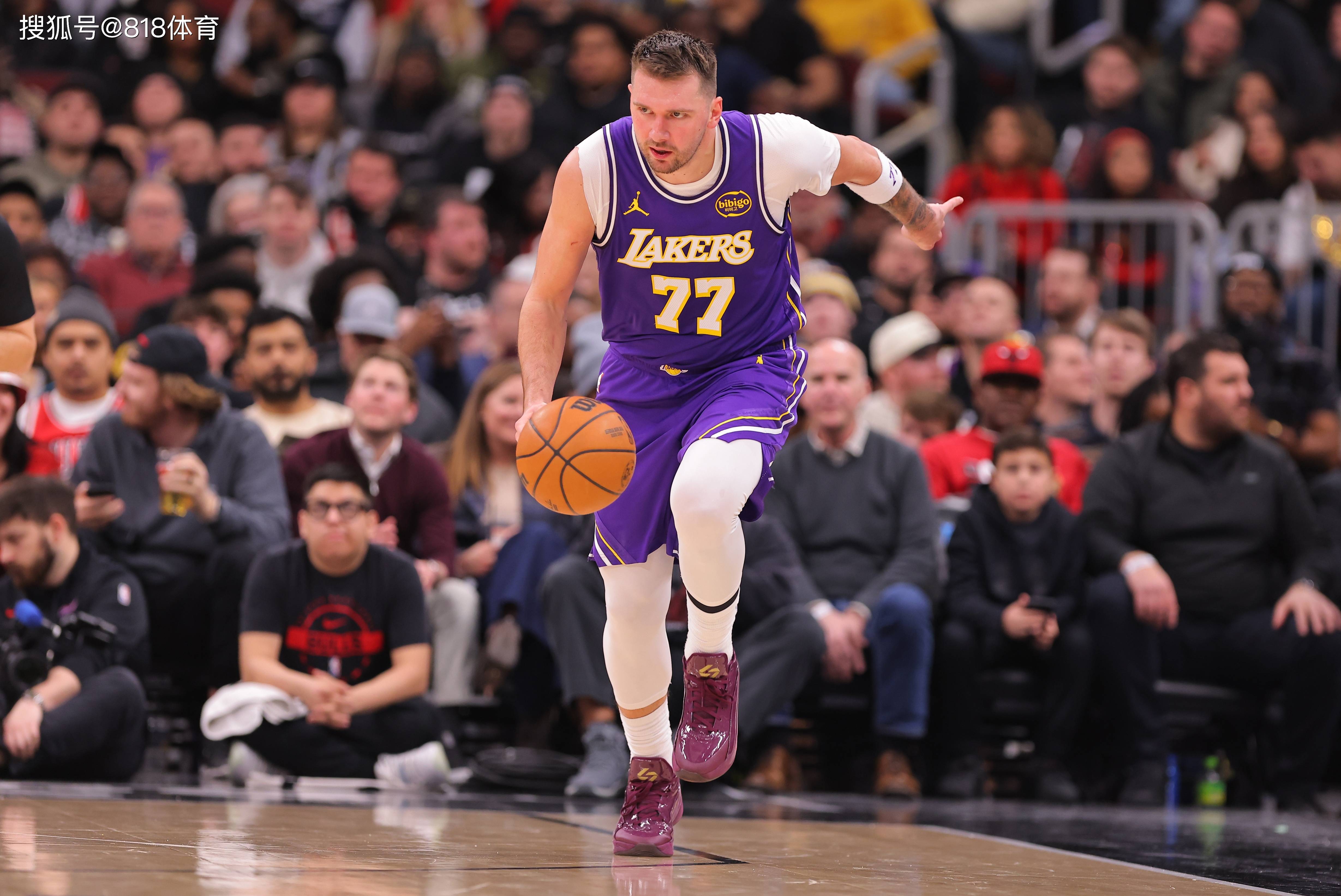 1JJ-包含东契奇回归赛场，连败首场状态亮眼，篮网观众沸腾！的词条